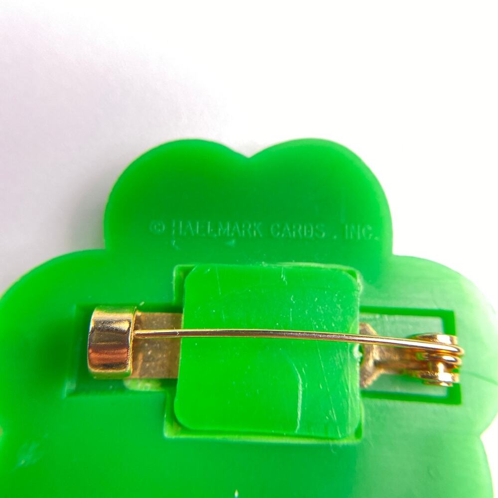 Vintage Hallmark Shamrock Pin St Patrick’s Day Green Clover Brooch - Picture 3 of 5